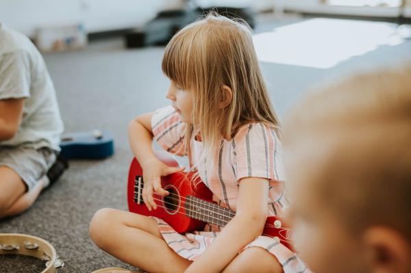 Dziewczynka grająca na gitarze